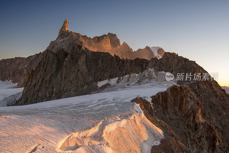 登特·杜·吉甘特(Dent du gigant)、阿奎尔·德·罗彻弗尔(aguille de Rochefort)和大乔拉斯(grandes Jorasses)在日出时，红色的山脉和冰川景色